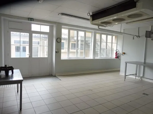 CHANTONNAY, plein centre ville, local commercial ou profess