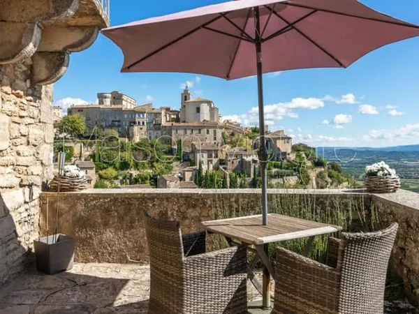 Maison en pierre avec une vue imprenable sur Gordes.