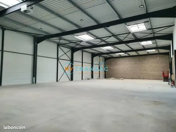 Local d'activité 693 m²