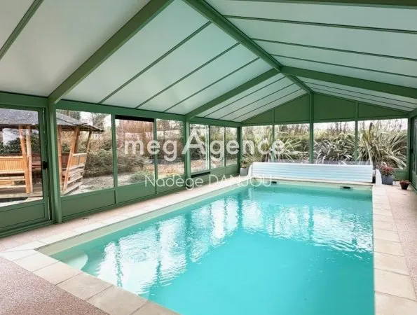PAVILLON SUR SOUS SOL AVEC PISCINE INTERIEURE ET VERANDA