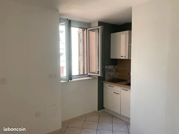 Appartement F2 refait a neuf , lumineux , bien isolé
