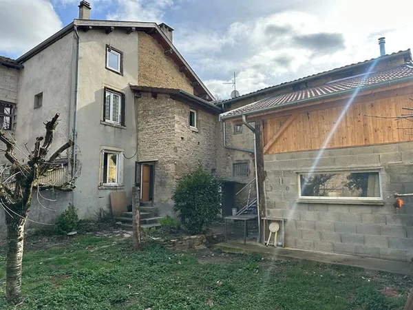 Maison ancienne avec dépendances et jardin.