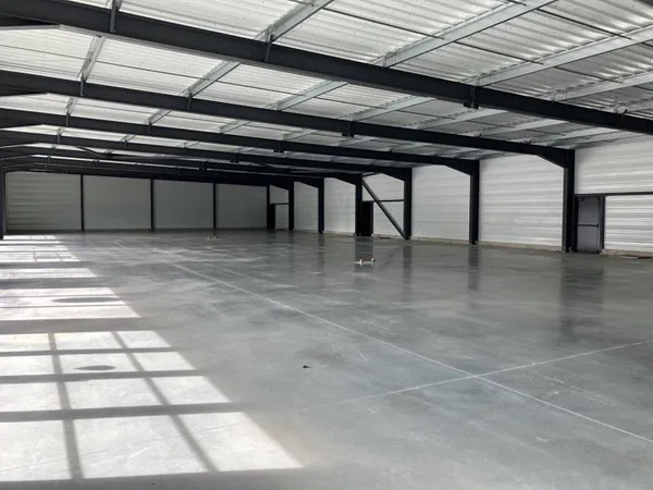 Local commercial 900 m²