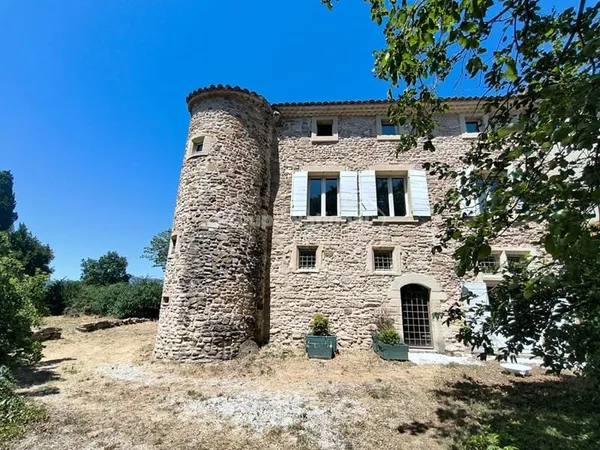 CHÂTEAU AVEC TOUR + ANNEXE INDEPENDANTE EN CHAUMIÈRE - 237 M² - TERRAIN 3140 M² -CARPENTRAS