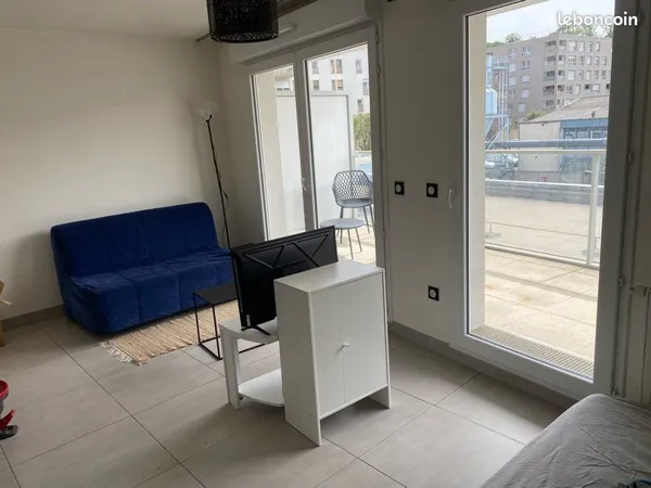 Location grand studio complètement meublé