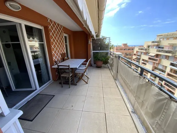 Menton centre 3 pièces en dernier étage, terrasse de 27 m2 expo sud-ouest