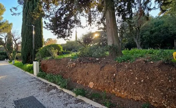 Terrain d'exception à La Garde - À deux pas de l'Anse Magaud