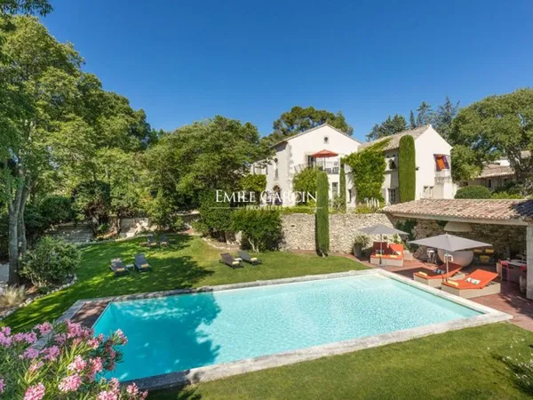 Location de prestige à Saint-Rémy-de-Provence - Le Mas des Arts - 8 chambres climatisées - Piscine