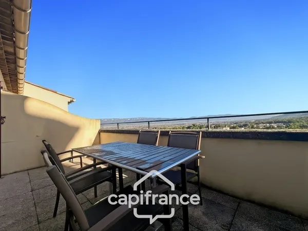 Domaine de Pont ROYAL entre CIEL & LUBERON appartement soigné de 40 m2 dernier étage vue panoramique