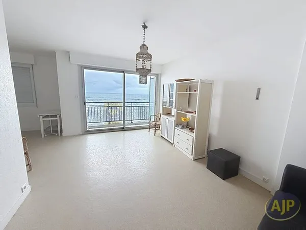 APPARTEMENT T3 - 6EME ETAGE - REMBLAI - VUE MER