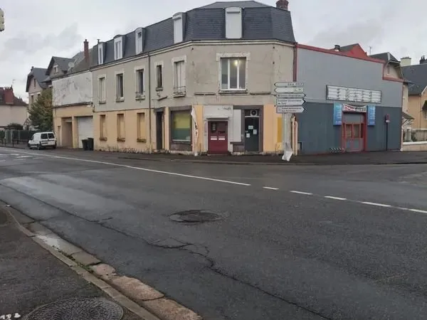 Ensemble immobilier libre 829 m² - Murs commerciaux + logements - Bourges Centre