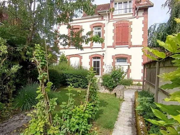 Maison avec jardin, annexe et grand garage
