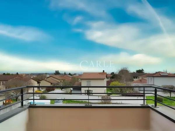 Appartement 170m² en dernier étage - Grands volumes - Place d'Azieu