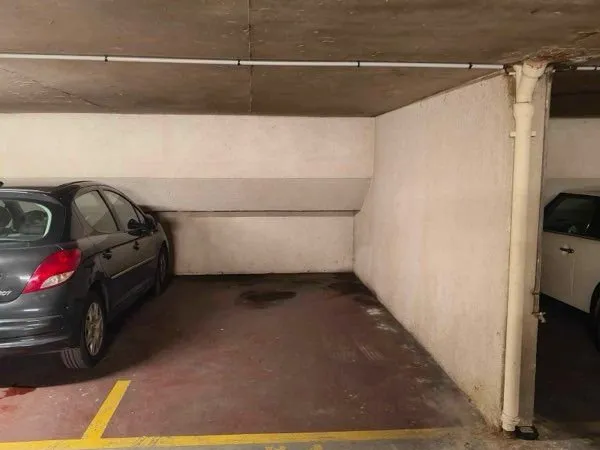 Place parking Métro Louis Blanc