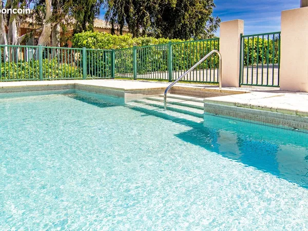 Beau duplex avec piscine, 900m de la mer et 50 m du centre ville et ecole