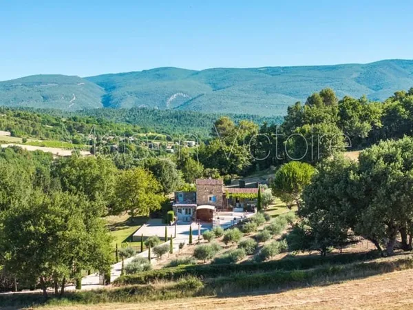 Charmante maison en pierre dans un cadre rural idyllique.