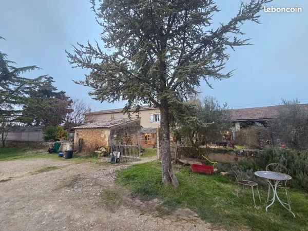 Mas en campagne - 2 logements - dépendances - terres