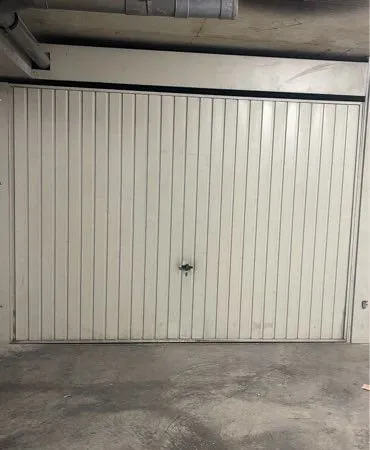 Loue 1 place pour moto ou scooter dans garage pour
