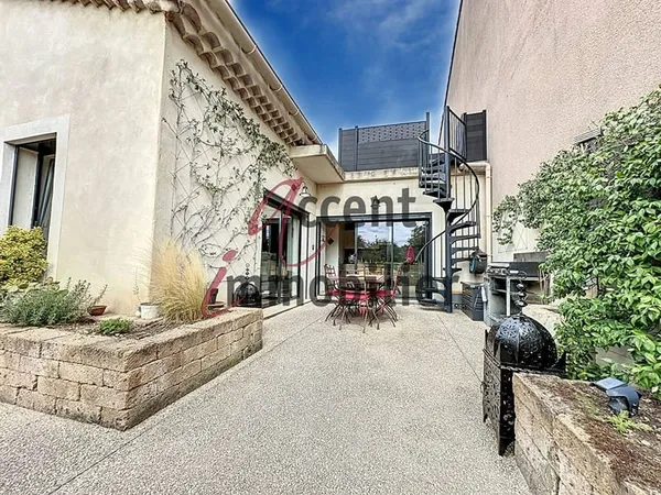 CAVAILLON Maison 3 ch dont une suite 1 bureau garage et stationnement terrasse avec jacuzzi