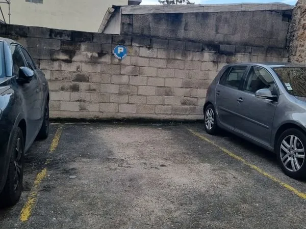 Place de parking extérieure