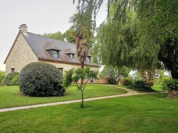 maison avec étang dans le centre de Combourg