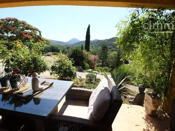 A vendre une villa avec une vue panoramique sur un grand terrain