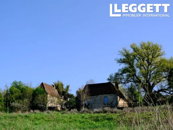 Ensemble immobilier authentique a rénover avec vue exceptionnelle pres de Montignac Lascaux.