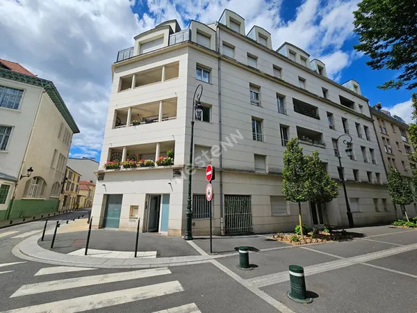 Rue Saulnier à PUTEAUX: local commercial 46 m² avec caves et parking