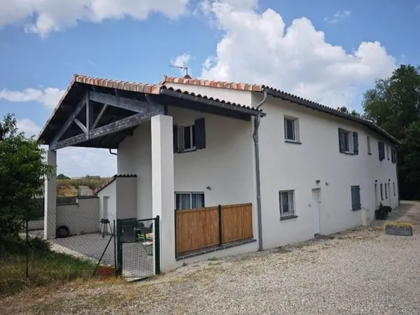 Merville ,appartement duplex contemporain avec jardinet dans une grange rénové .