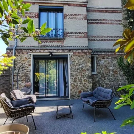 Très belle maison meulière rénovée intérieur et extérieur avec jardin et garage