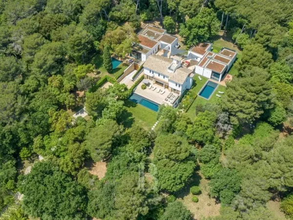 ANTIBES - RARE DOMAINE DE 3 VILLAS CONTEMPORAINES NEUVES - 3 PIS