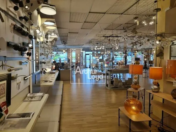 Local commercial 563 m²