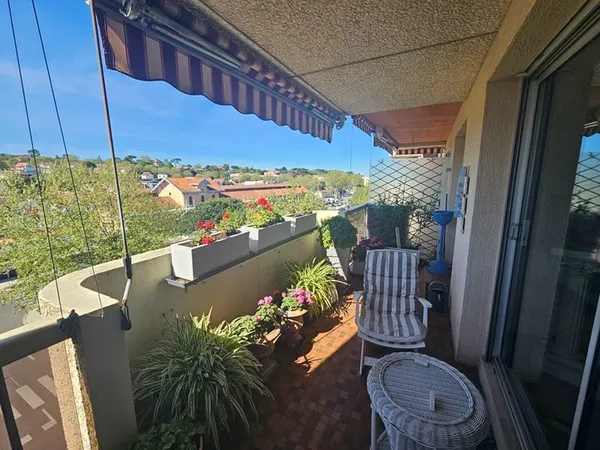 Appartement T3 entièrement rénové en étage élevé