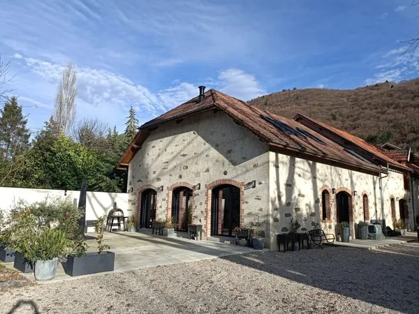 Bâtisse de charme rénovée 231 m2 sur 4200 m2 de terrain