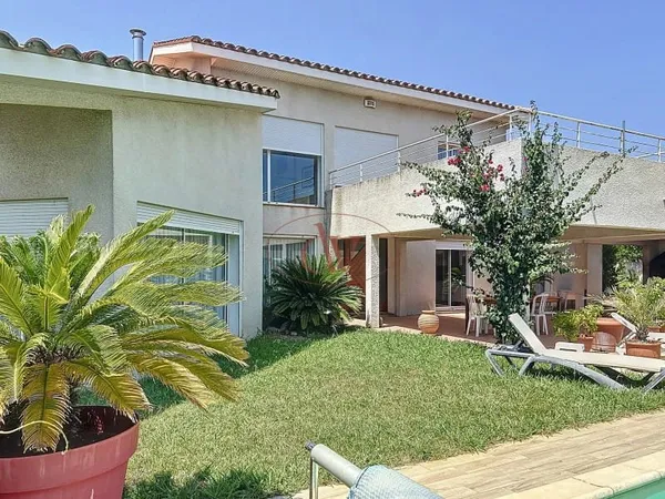 Villa 5 pièces 216 m²
