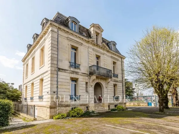 MAISON DE MAÎTRE EN PIERRE DU XIXe SIÈCLE - JUSQU'À 18 BUREAUX - PARKING PRIVÉ 17 PLACES - JOHN TAYL