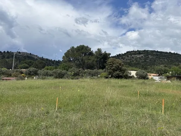 Terrain 678 m²