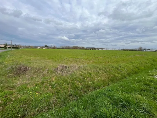 Terres agricoles avec puit et pompe