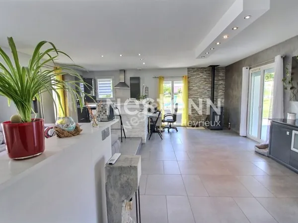 DIEMOZ - BELLE MAISON DE 101M² environ avec joli terrain clos arboré, piscine- DPE : C