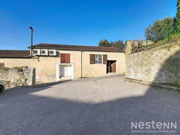 À vendre, bâtiment de plain-pied de 220 m² au coeur du centre-ville historique de Condom, à proximit