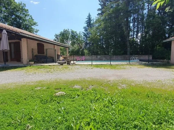 Maison de plain-pied de 192 m2 avec T2 et piscine