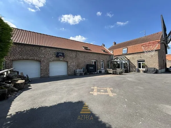 Maison individuelle d'environ 300 m2 habitable avec 2 garages et carport et jardin clos.