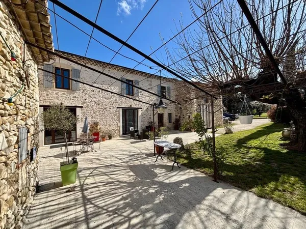 A BONLIEU-SUR-ROUBION , MAS EN PIERRES DE 240 M2 SUR PLUS DE
