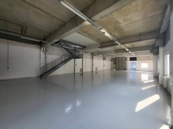 Local d'activité 648 m²