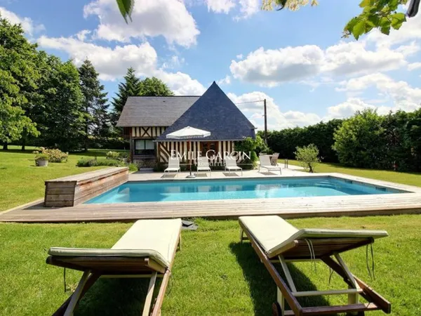 Très jolie maison de style normand avec piscine, aux portes de Deauville.