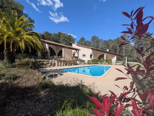 Maison d'architecte très confidentielle au coeur de la pinède