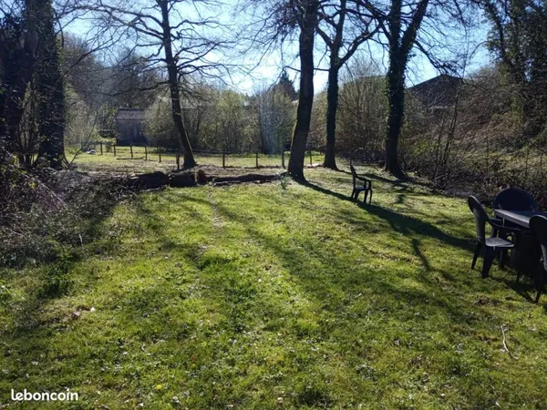 Terrain de loisirs avec étang et ruisseau