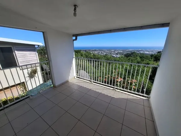 À LOUER Maison / Appartement T4 La Possession, secteur P
