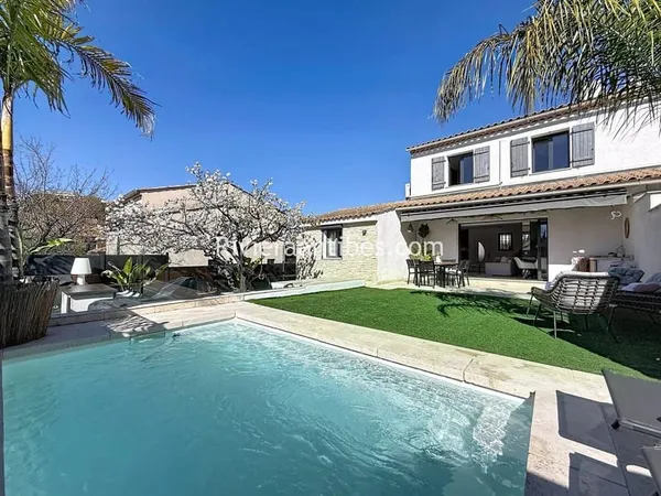 ANTIBES - MAISON MITOYENNE MODERNE AVEC PISCINE