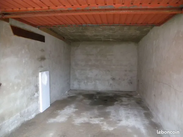 Parking/box 1 pièce 17 m²